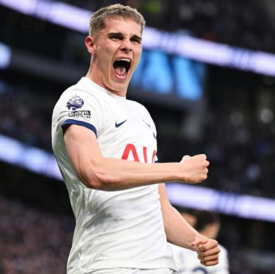 <a href='/news/tag/267.html' style='color: blue;'>英超</a>赛场：热刺大胜埃弗顿，<a href='/news/tag/1161093.html' style='color: blue;'>范德芬</a>荣膺队内最佳