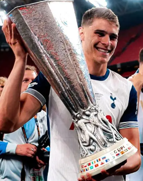 英超赛场：热刺大胜埃弗顿，范德芬荣膺队内最佳