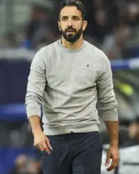 曼联战术调整：四后卫阵型应对关键球员缺阵