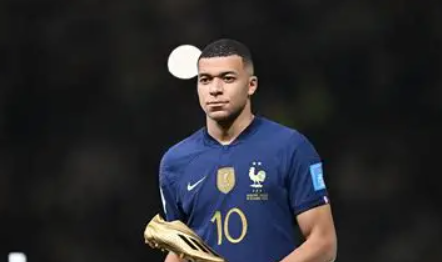 12月26日消息,依据西媒Defensacentral的报道,皇家马德里足球俱乐部在未来并无引入挪威锋线巨星哈兰德的计划。俱乐部主席弗洛伦蒂诺&middot;佩雷斯觉得哈兰德身价过高,且竞技水平相较于姆巴佩而言存在一定差距。 尽管哈兰德的名字与皇马产生关联已有相当长一段时间,不少媒体和球迷都曾热议他加盟皇马的可能性。但实际上,自从哈兰德告别多特蒙德,毅然决定加盟曼城之后,从各种实际情况分析,他披上皇马战袍的概率就已然降为零。 弗洛伦蒂诺对于哈兰德,自始至终都未曾流露出任何实质性的兴趣。在他看来,哈兰德无疑是一位实力超群的中锋,在进攻端具备强大的终结能力。然而,与姆巴佩相比,哈兰德缺乏独自创造得分良机的能力。姆巴佩在球场上常常能凭借自身出色的速度、盘带和突破技巧,撕开对手的防线,为自己或队友创造出绝佳的得分机会。而哈兰德则更像是一位禁区内的终结者,他需要队友源源不断地为他输送炮弹,在合适的时机完成致命一击,才能充分展现出自己的进攻威力。 正因如此,当近期一些中间人试探性地询问皇马是否对哈兰德感兴趣时,得到的回应极为冷淡。弗洛伦蒂诺认为,哈兰德在与曼城完成续约之后,其合同中的解约金条款设定得过高。对于皇马而言,支付这样一笔巨额费用并不符合俱乐部的引援策略和经济规划,所以皇马也无意承担这笔费用。 哈兰德与曼城所签订的合同,期限直至2034年才到期。据西媒详细报道,他合同里的解约金条款金额超过2亿欧元。如此高昂的解约金,无疑为其他想要引进哈兰德的俱乐部设置了一道难以逾越的障碍,也进一步坚定了皇马放弃引进他的决心。在皇马看来,在转会市场上寻找更符合球队战术体系、性价比更高的球员,才是更为明智的选择。