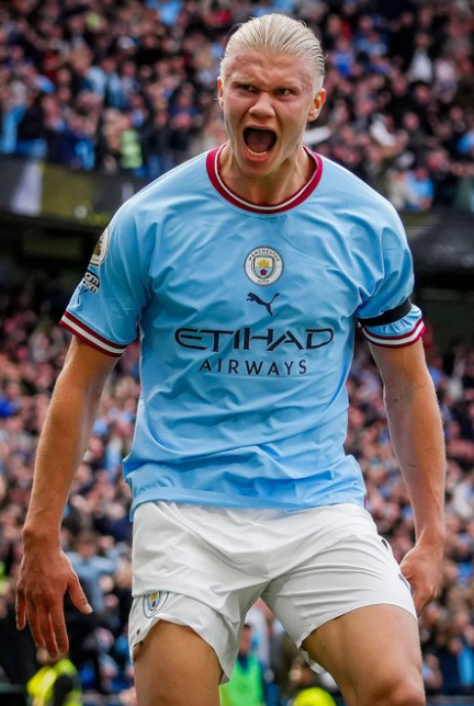 12月26日消息,依据西媒Defensacentral的报道,皇家马德里足球俱乐部在未来并无引入挪威锋线巨星哈兰德的计划。俱乐部主席弗洛伦蒂诺&middot;佩雷斯觉得哈兰德身价过高,且竞技水平相较于姆巴佩而言存在一定差距。 尽管哈兰德的名字与<a href='/news/tag/286.html' style='color: blue;'>皇马</a>产生关联已有相当长一段时间,不少媒体和球迷都曾热议他加盟皇马的可能性。但实际上,自从哈兰德告别<a href='/news/tag/959.html' style='color: blue;'>多特蒙德</a>,毅然决定加盟<a href='/news/tag/268.html' style='color: blue;'>曼城</a>之后,从各种实际情况分析,他披上皇马战袍的概率就已然降为零。 弗洛伦蒂诺对于哈兰德,自始至终都未曾流露出任何实质性的兴趣。在他看来,哈兰德无疑是一位实力超群的中锋,在进攻端具备强大的终结能力。然而,与姆巴佩相比,哈兰德缺乏独自创造得分良机的能力。姆巴佩在球场上常常能凭借自身出色的速度、盘带和突破技巧,撕开对手的防线,为自己或队友创造出绝佳的得分机会。而哈兰德则更像是一位禁区内的终结者,他需要队友源源不断地为他输送炮弹,在合适的时机完成致命一击,才能充分展现出自己的进攻威力。 正因如此,当近期一些中间人试探性地询问皇马是否对哈兰德感兴趣时,得到的回应极为冷淡。弗洛伦蒂诺认为,哈兰德在与曼城完成续约之后,其合同中的解约金条款设定得过高。对于皇马而言,支付这样一笔巨额费用并不符合俱乐部的引援策略和经济规划,所以皇马也无意承担这笔费用。 哈兰德与曼城所签订的合同,期限直至2034年才到期。据西媒详细报道,他合同里的解约金条款金额超过2亿欧元。如此高昂的解约金,无疑为其他想要引进哈兰德的俱乐部设置了一道难以逾越的障碍,也进一步坚定了皇马放弃引进他的决心。在皇马看来,在转会市场上寻找更符合球队战术体系、性价比更高的球员,才是更为明智的选择。